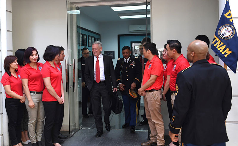 Những hình ảnh đầu tiên của Bộ trưởng Quốc phòng Mỹ tại Việt Nam